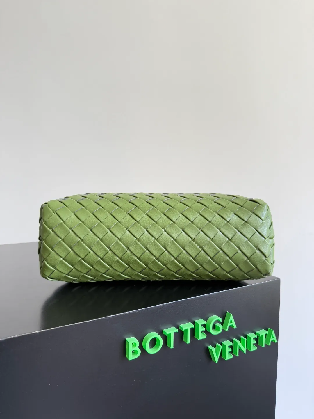 Batch 2260 BOTTEGA VENETA Lady's LAUREN CLUTCH Chain Clutch was inspired by 40 years ago. It is a perfect fusion of classic and modern bags. It is effortless and fashionable for any occasion and at any time. The newly added detachable metal chain allows people to have more ways to carry it. It is grand and elegant. Style No.: 785807 Size: 31.5*16.5*11cm
